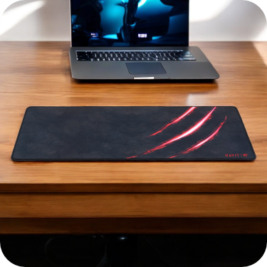 mouse pad negro rectangular con diseño de arañazos y logo tipo rojo frente a un portatil