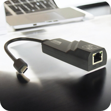 adaptador negro tipo c en superficie oscura