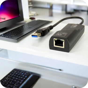 adaptador con puerto usb de color negro en espacio de trabajo