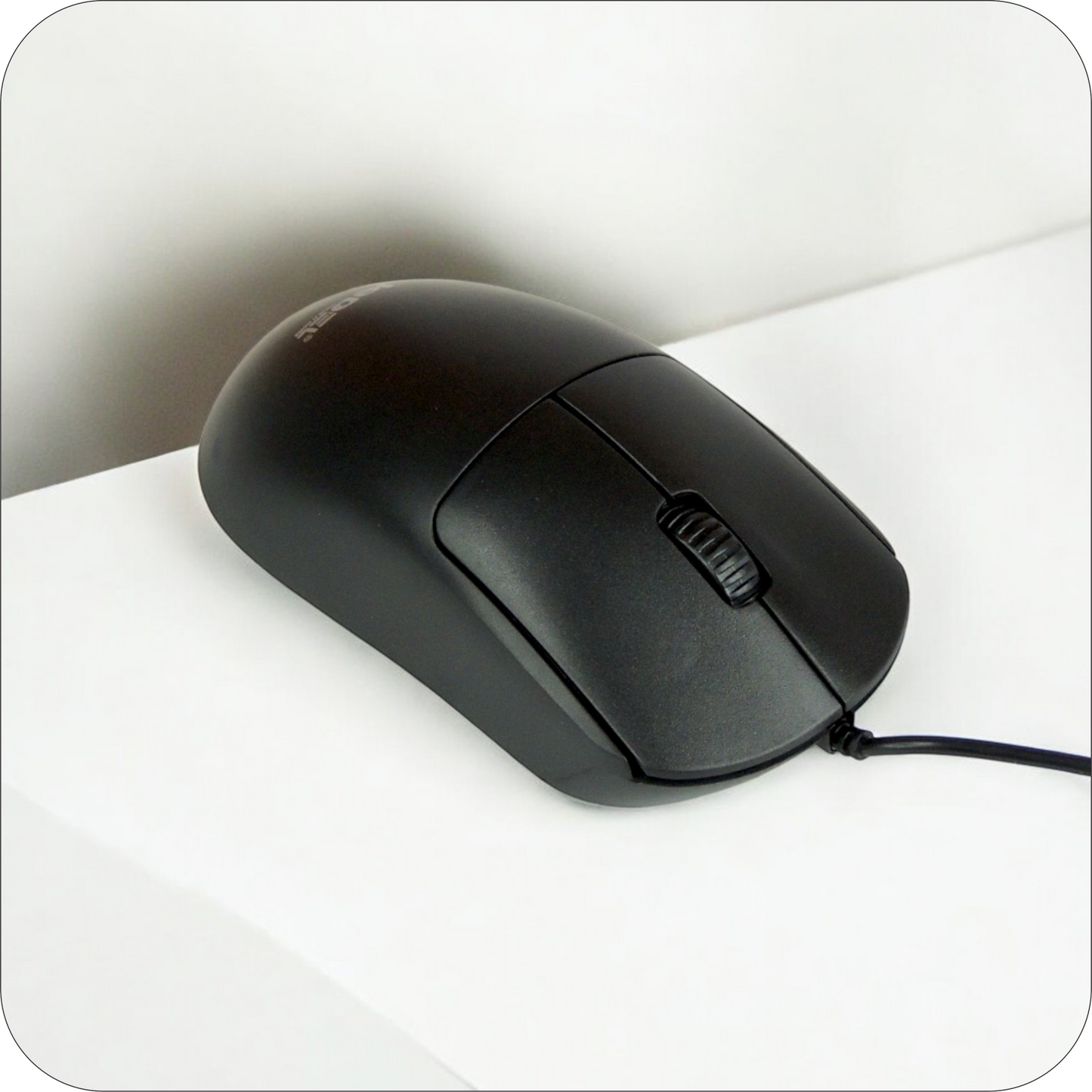 mouse negro alambrico sobre superficie blanca