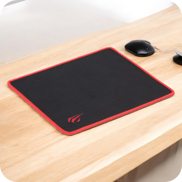 mouse pad negro con bordes ojo sobre superficie de madera