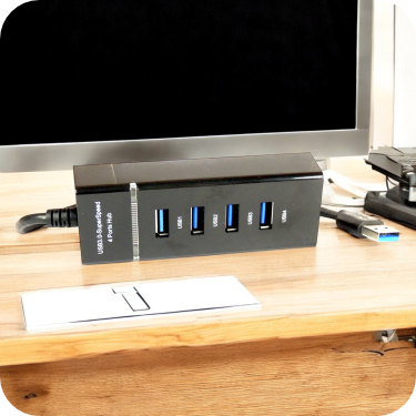 multipuerto de 4 puertos con cable usb negro en superficie de madera