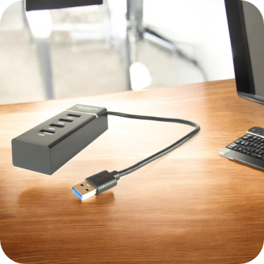 multipuerto 4 puertos de cable usb negros en superficie de madera