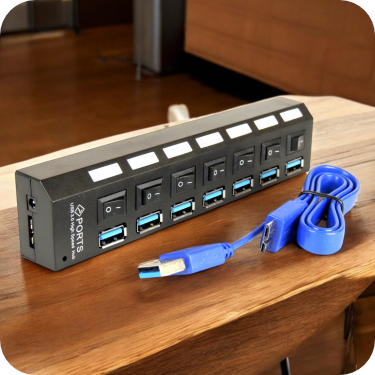 multipuerto negro de 7 puertos y cable usb azul enrollado en superficie de madera