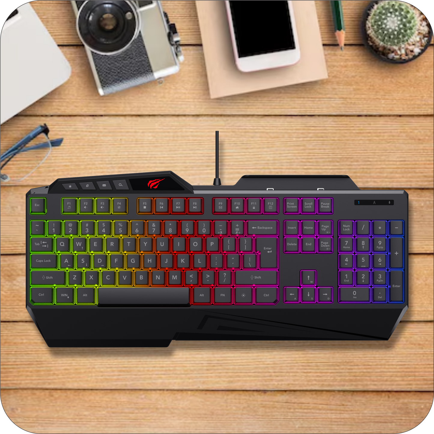 teclado gaming negro con retroiluminacion rgb en superficie de madera