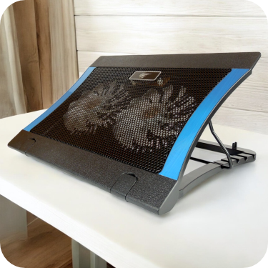 ventilador gaming negro con detalles azules y retroiluminacion rgb en uso