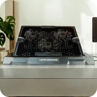 ventilador gaming negro con retroiluminacion rgb en uso