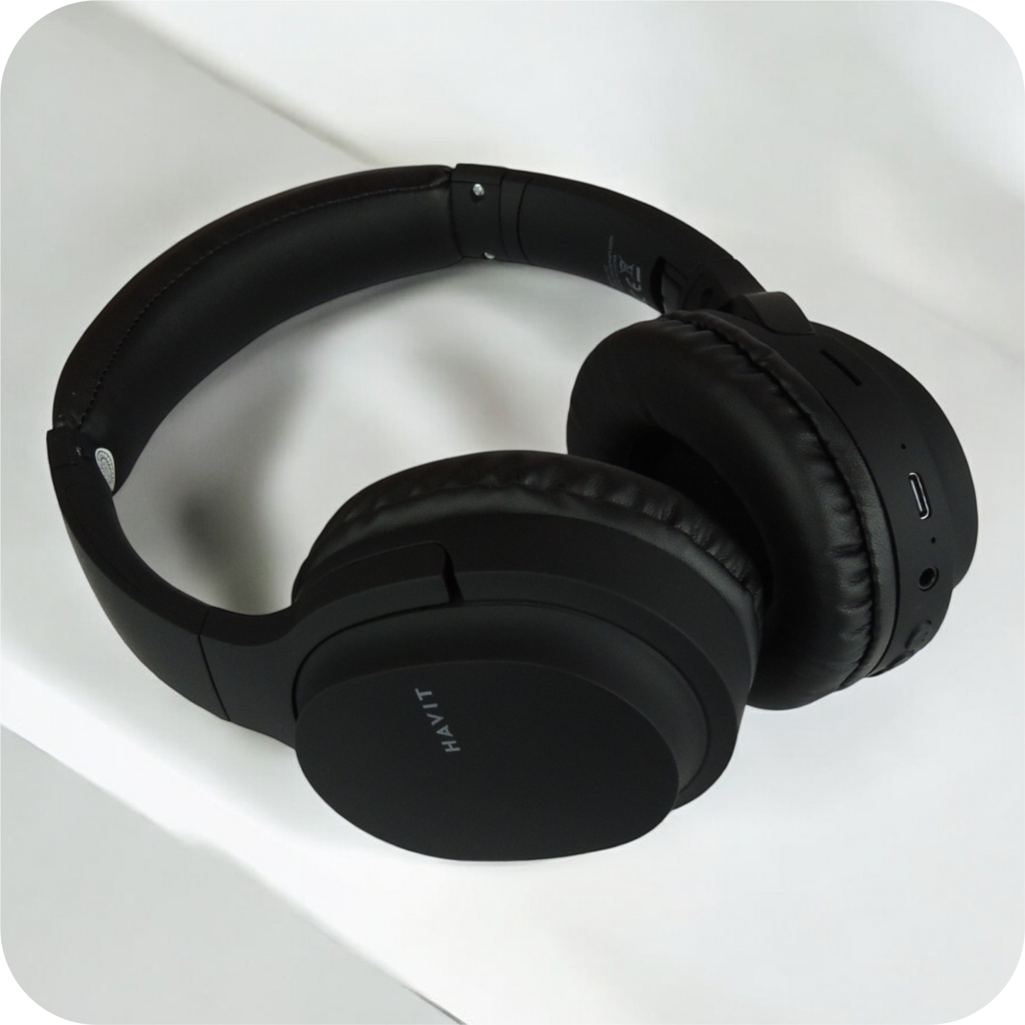 audifonos inalambricos  havit negros con almohadillas y microfono 