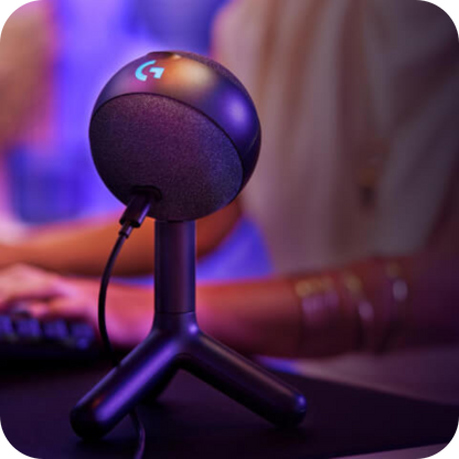 micrófono USB de cable con base de trípode, ideal para streaming, podcast y juegos online en uso