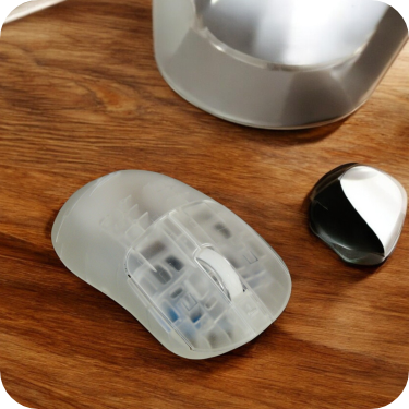 mouse inalambrico transparente sobre escritorio de madera  en uso